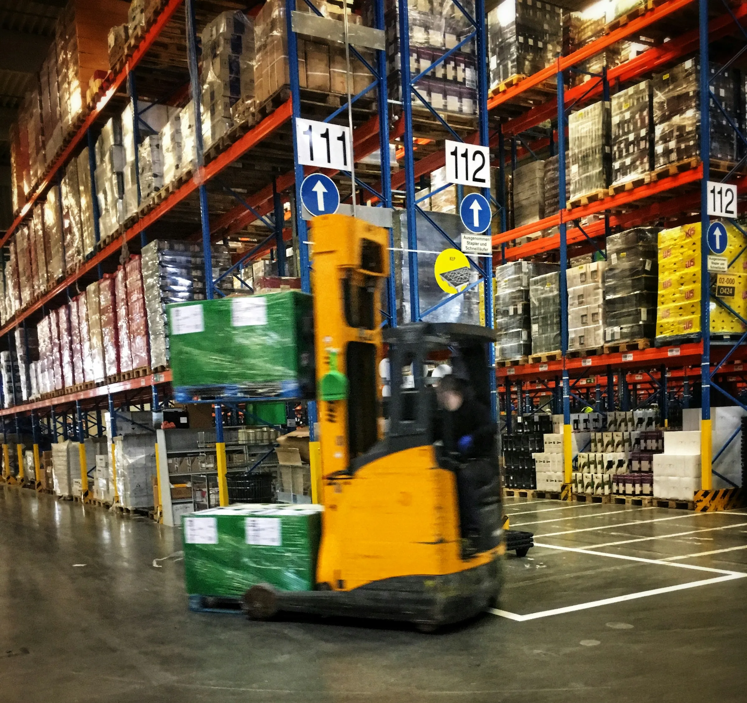 Carretilla elevadora moviendo palés en un almacén