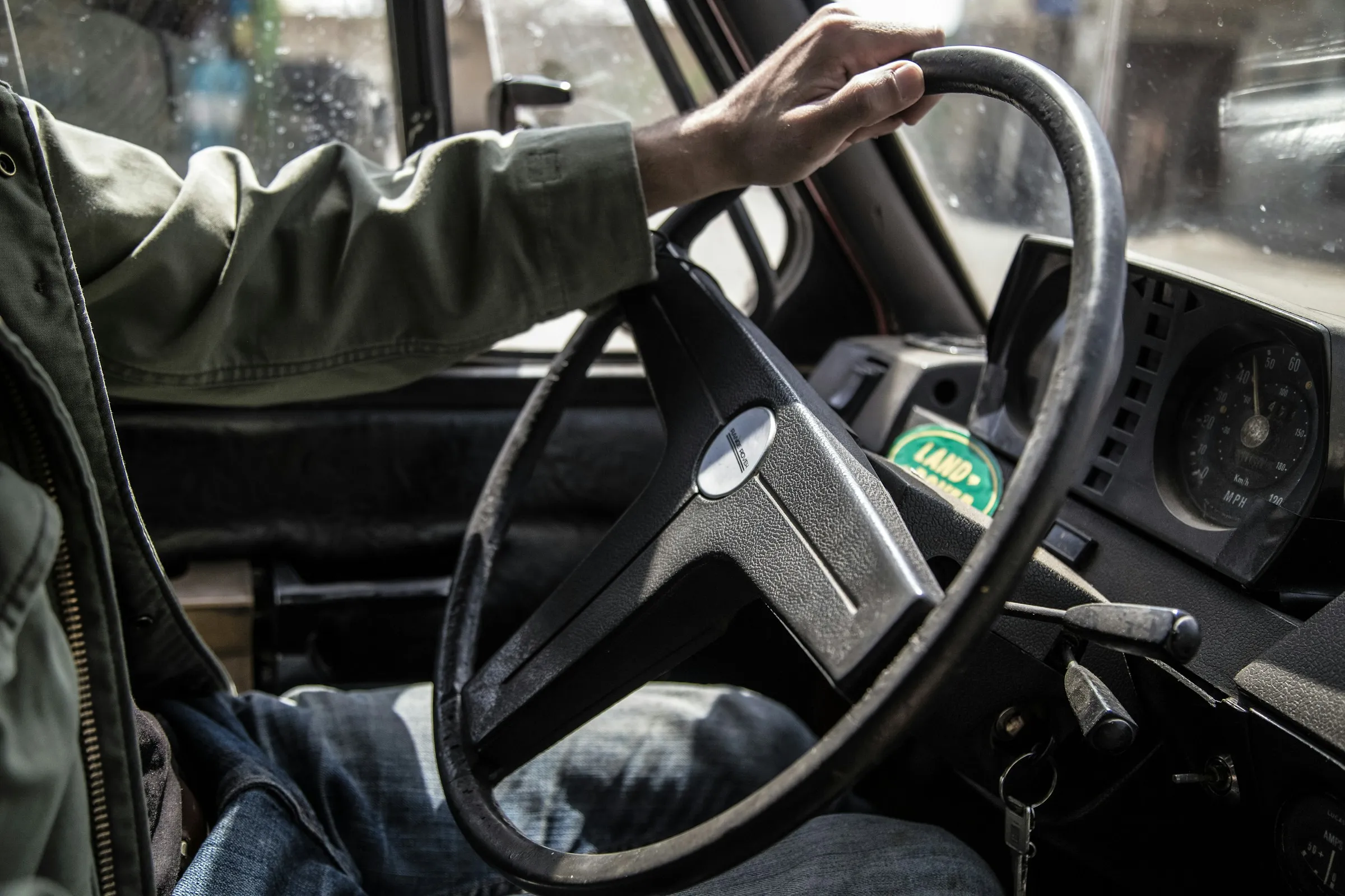 Manos de un conductor sobre el volante